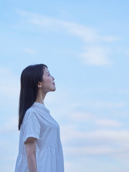 空を見上げる女性