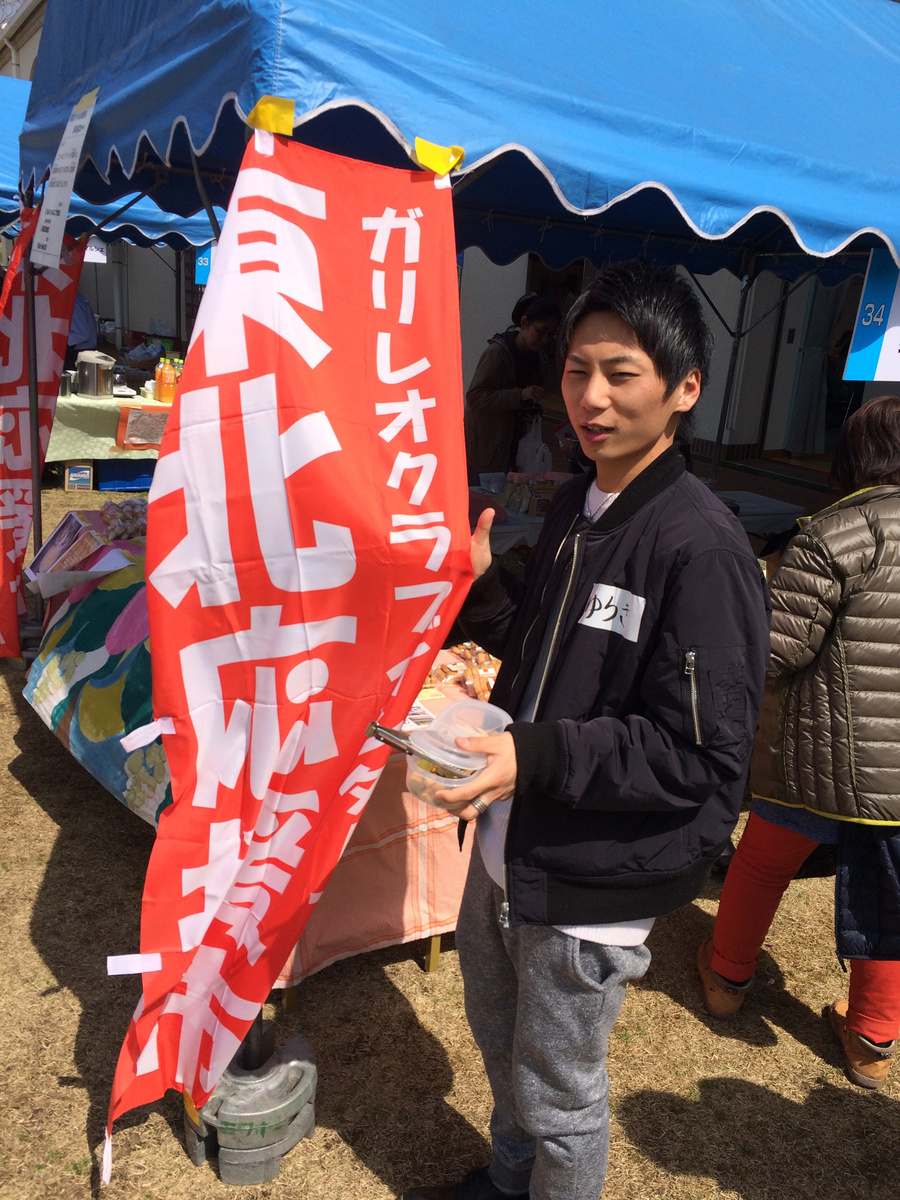 東北応援チャリティイベントの物販ブースに立つゆう